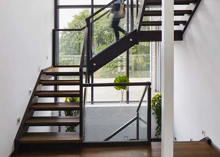 انواع کف‌پوش مناسب برای پله فلزی